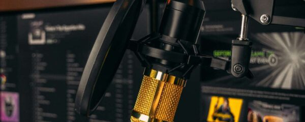 Micro sur fond d'écran d'ordinateur